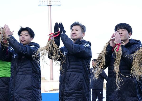 長野に勝利し、サポーターの声援に応える福島・三浦（中央）ら＝とうスタ