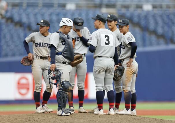 中越－富山第一　７回裏、ピンチでマウンドに集まる中越の選手たち＝エコスタ