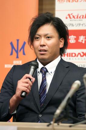 巨人から育成５位で指名され、会見するオイシックスの知念大成外野手＝新潟日報メディアシップ