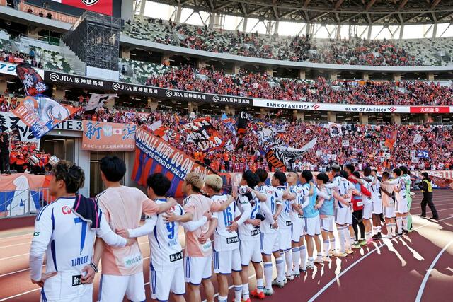 神戸－新潟　今季リーグ戦初勝利を挙げ、試合後にサポーターと喜ぶ新潟の選手たち＝国立競技場