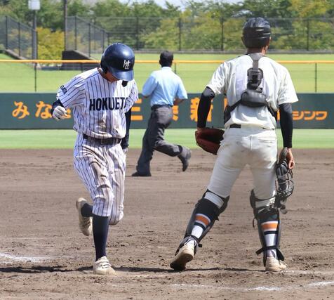 北越－新潟工　４回裏の攻撃で本塁を踏む北越の走者＝三条市パールスタ
