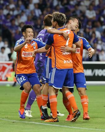 前半１２分、ＦＷ谷口海斗の先制点を喜ぶ新潟＝６月２６日、Ｅピース