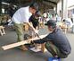県産杉を使ってベンチを作る参加者＝柏崎市