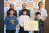 渡辺竜五市長に受賞を報告した行谷小の児童＝佐渡市千種