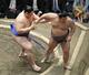大の里（左）が寄り切りで翔猿を破る＝両国国技館