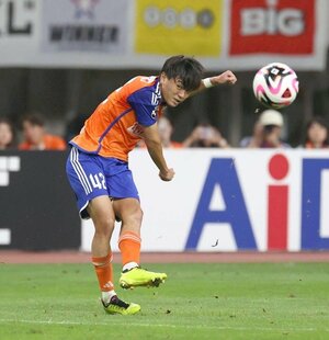 湘南戦でFKからゴールを狙うDF橋本健人