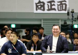 全国高校総体の相撲競技を視察する元横綱白鵬の白鵬翔さん=10日、鳥取市のヤマタスポーツパーク鳥取県民体育館