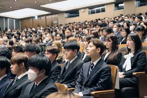 新潟薬科大付属医療技術専門学校の新入生ら。募集停止に伴い、最後の入学式を迎えた=6日、新潟市中央区一番堀通町
