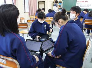 タブレット端末を使い、避難場所や避難経路などを確認する見附中の生徒＝見附市島切窪町