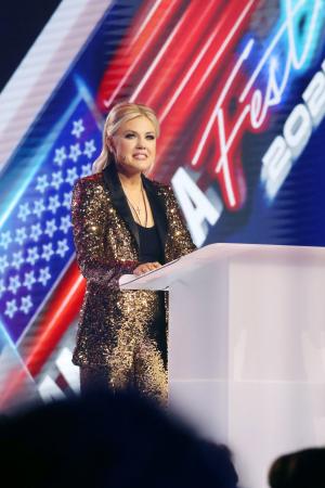 18日、米アリゾナ州フェニックスで開かれた「ターニング・ポイント・USA」の年次集会で演説するエリカ・カーク氏(共同)