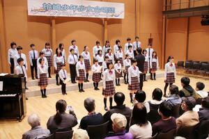 柏崎少年少女合唱団が息の合った合唱を披露したファミリーコンサート=柏崎市日石町