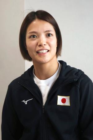 取材に応じる柔道女子の阿部詩=22日、成田空港