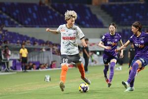 広島-新潟L 前線で奮闘するFW城和怜奈。加入後初先発で、前半6分にゴールを決めた=Eピース(新潟L提供)