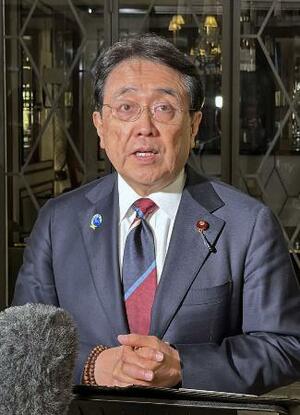 　記者団の取材に応じる赤沢経産相＝５日、パリ（共同）