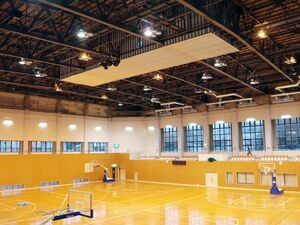 天井パネルを撤去する工事などを終え、全館再開した両津総合体育館=11月29日、佐渡市梅津