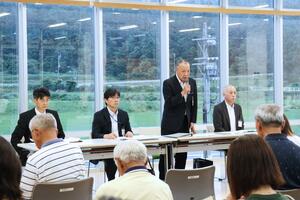 柏崎市教育委員会が北条中の統合時期を提案した説明会=柏崎市北条