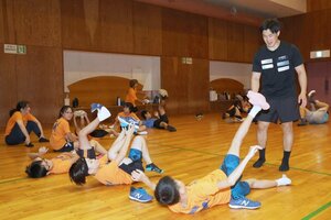 ジュニアの選手に夏場のトレーニング方法を指導する古野慧選手=長岡市学校町1
