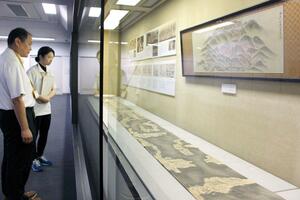 江戸時代の絵巻などで佐渡金銀山の歴史的価値を解説する企画展=佐渡市八幡