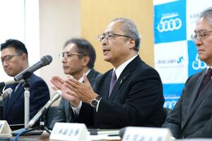 定例の記者会見で発言する新潟商工会議所の廣田幹人会頭(右から2人目)=25日、新潟市中央区