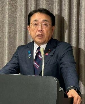 　エネルギー安全保障を議論するイベント終了後、取材に応じる赤沢経産相＝１５日午後、東京都新宿区