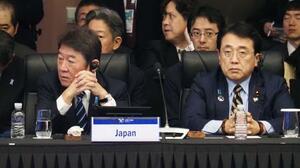 APEC閣僚会議に臨む赤沢経産相(右)と茂木外相=30日、韓国・慶州(経産省提供・共同)