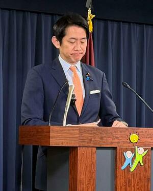 記者会見する自民党の小林政調会長=9日午前、東京・永田町の党本部