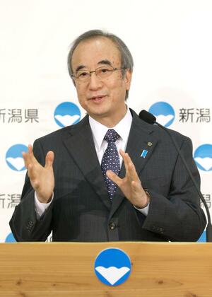 定例会見で記者の質問に答える花角英世知事＝１５日、県庁