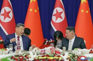 　中国の習近平国家主席（左）と北朝鮮の金正恩朝鮮労働党総書記＝８日、平壌（朝鮮中央通信＝共同）