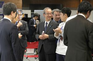 東証グロース市場に上場した「フラー」の渋谷修太会長と語り合う花角英世知事（中央）＝１１月、新潟市中央区