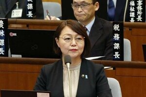 救急搬送前、議会に臨む藤田明美・加茂市長=3月、加茂市議会