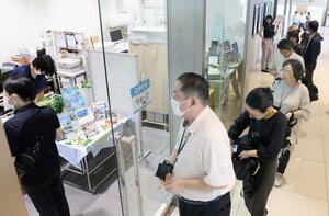 
商品券を買い求めるため、発売前に列を作る市民ら＝６月１７日、新潟市中央区の新潟日報メディアシップ
