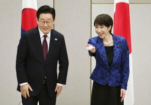 　韓国の李在明大統領（左）との会談に臨む高市首相＝１３日午後、奈良市（代表撮影）