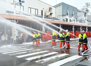消防出初め式で行われた放水訓練=4日、魚沼市小出本町通り