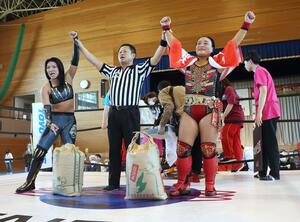 新潟県ラストマッチを戦った里村明衣子選手(右)=3月23日、佐渡市相川栄町