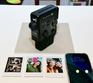 　富士フイルムの新製品「インスタックス　ミニ　エヴォ　シネマ」＝７日、東京都港区
