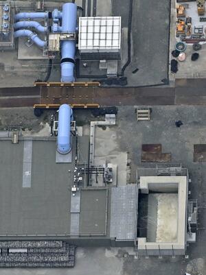 東京電力福島第1原発の立て坑に流れ込む、海水で希釈した処理水(右下)=8月