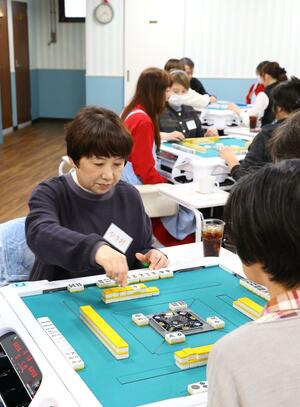 女性を中心に人気を集めているマージャン教室=長岡市東坂之上町2