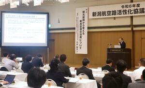 前国土交通省北陸信越運輸局長の平井隆志氏が講演した新潟航空路活性化協議会の総会=7月30日、新潟市中央区