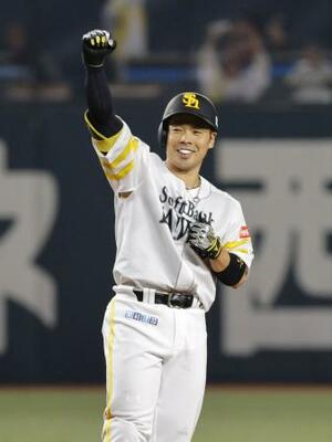 　５回、走者一掃の逆転二塁打を放ちガッツポーズするソフトバンク・近藤＝みずほペイペイドーム