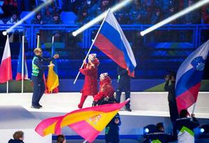 ミラノ・コルティナ冬季パラリンピックの閉会式で入場するロシアの旗手=15日、イタリア・コルティナダンペッツォ(共同)