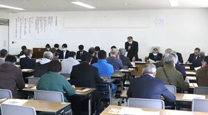 22陣営が出席した村上市議選の立候補予定者説明会=村上市役所