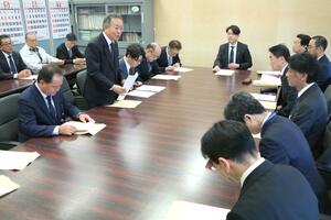 シンナーの供給安定化などを求める日本塗装工業会県支部の関係者ら＝１３日、県庁
