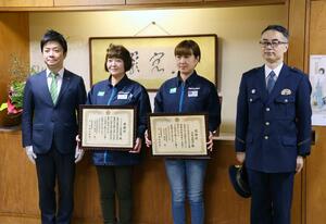 感謝状を受け取った川野由利子さん(右から2人目)と渡辺美和子さん(右から3人目)=三条市役所