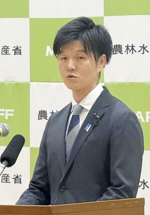 就任会見でコメ政策を語る鈴木憲和農相=22日、農水省