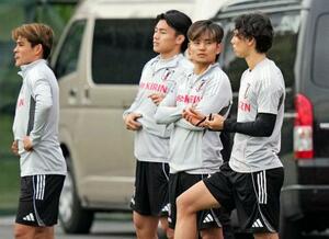 パラグアイ戦に向けた練習に臨む久保(右から2人目)ら=千葉市内