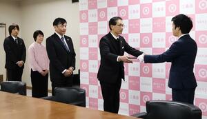 特殊詐欺被害を防ぎ、滝沢亮市長（右）から感謝状を受け取る金融機関やドラッグストアの職員ら＝三条市役所