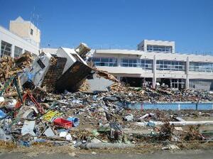 東日本大震災で被災した仙台市東部、蒲生地区の小学校=2011年4月(村上幸一さん提供)