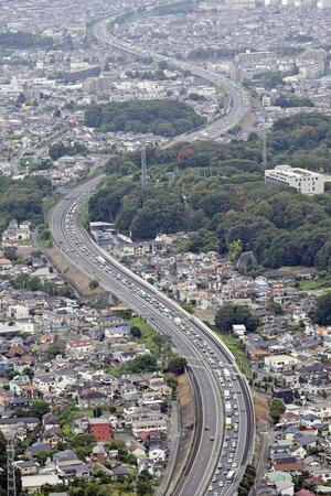 お盆の帰省ラッシュで渋滞する中央自動車道の下り線=2023年8月、東京都八王子市