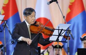 モンゴルのフレルスフ大統領夫妻主催の晩さん会で、ビオラを演奏される天皇陛下=8日、ウランバートル(代表撮影・共同)