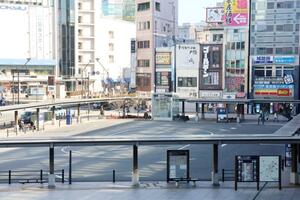 長電バスの一部路線が運休した日曜日のJR長野駅前バス乗り場。バスが1台もいない=2月中旬、長野市栗田のJR長野駅善光寺口